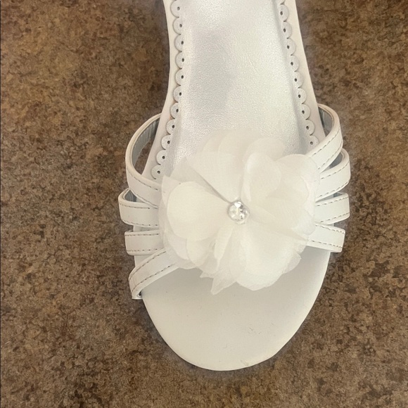 Sonoma Kids White Sandals with Floral Detail - Picture 4 of 5